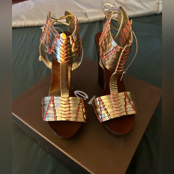 bebe Angie Gold Wedge Sandals in Sz. 7.. brown wedges.. NIB.. never been worn.. - Picture 5 of 8